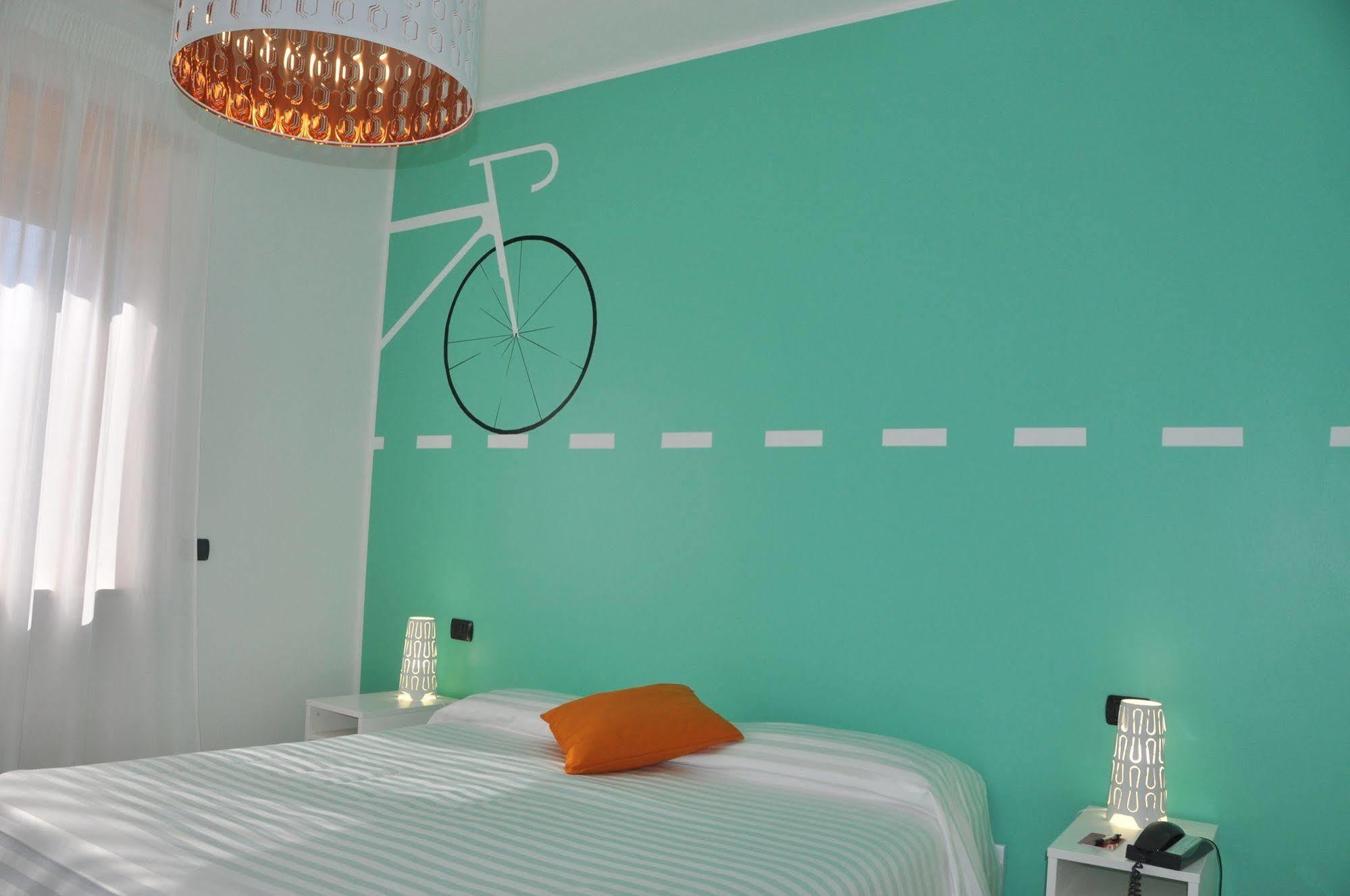 Lo Scoiattolo Piedmont Bike Hotel Pralormo Bagian luar foto